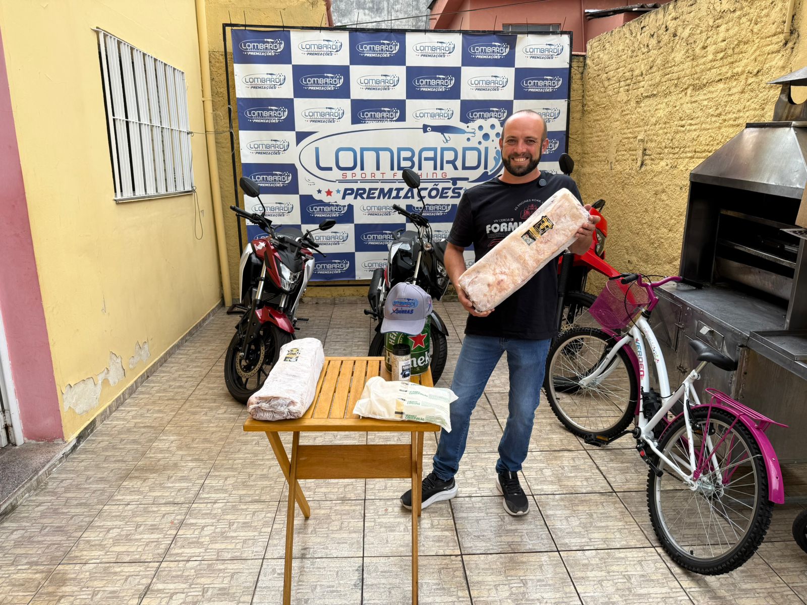 Lombardi Clássicos - 2 chorizo cara preta + aipim + chopp + sal + boné