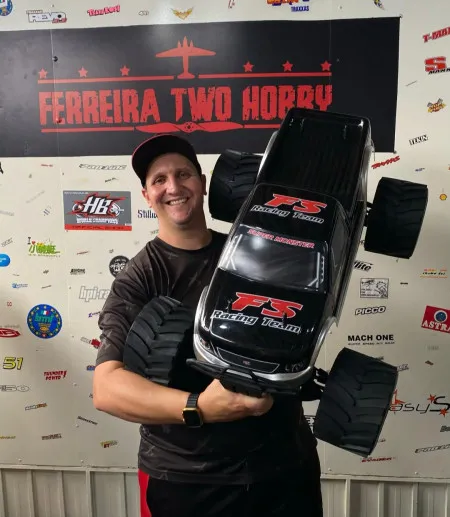 Renata Alexandra idogawa de Oliveira Ferreira - Super monster bigfoot escala 1/4 35 cc gas.