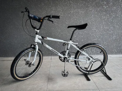 Caloi freestyle custom light ou 3500 no pix