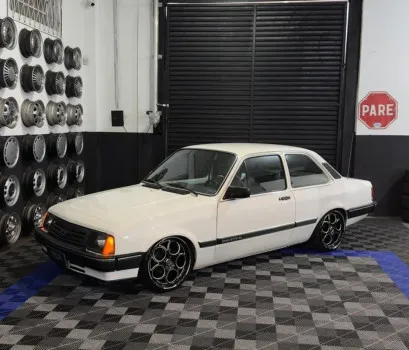 Faccin Garage - Chevette sl 1988 interior cinza monocromático