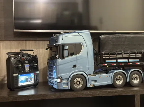 Scania 770s com carreta guerra