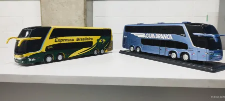 Rogério Lima de Souza - Duas miniaturas de ônibus marcopolo g8 1800 dd.