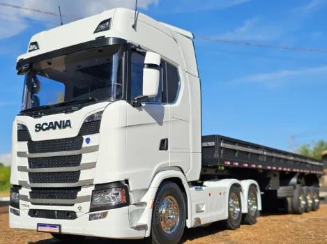 RFC Miniaturas - Scania 770 branco + carreta ls preta