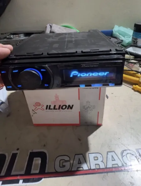 Old Garage - Rádio pionner golfinho