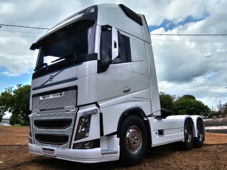 RFC Miniaturas - Volvo fh16 branco traçado 6x4